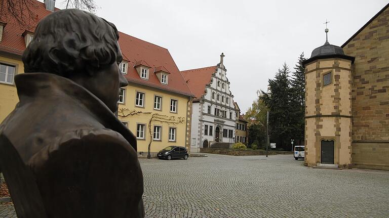 Blick auf den Martin-Luther-Platz , in der Mitte das alte Gymnasium, das im Kulturforum nicht mehr Museum, sondern Aktionshaus wird.