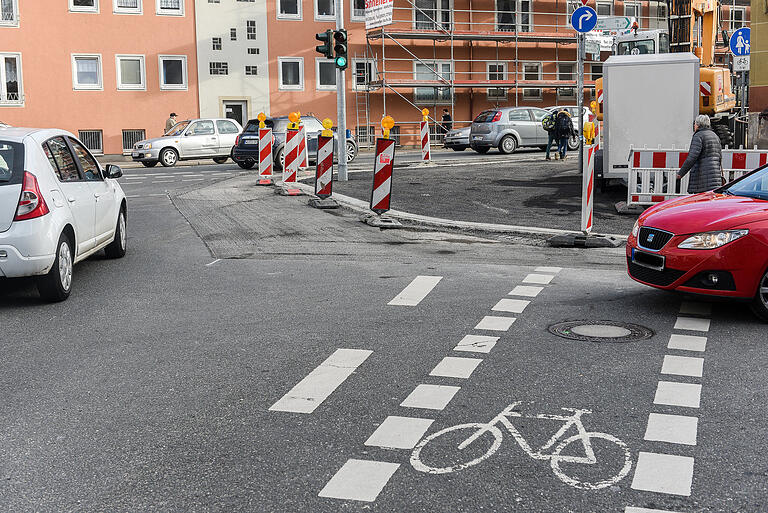 Rückblick: Beginn der Bauarbeiten an der Radachse 2 an der Kreuzung Zeller Straße/Burkarder Straße/Saalgasse. Rückblick: Beginn der Bauarbeiten an der Radachse 2 an der Kreuzung Zeller Straße/Burkarder Straße/Saalgasse. 