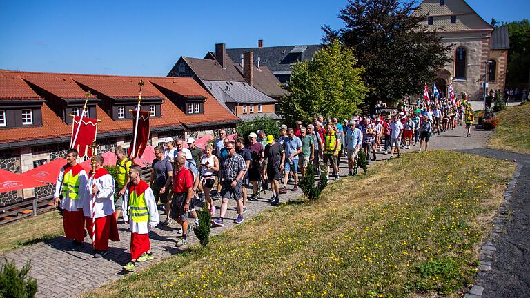 Wallfahrt der Karlstadter Kreuzbruderschaft zum Kreuzberg. Wallfahrt der Karlstadter Kreuzbruderschaft zum Kreuzberg.
