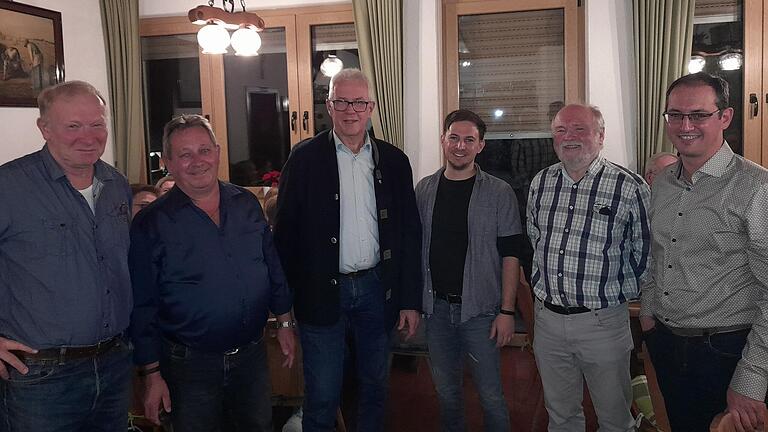 An die Eingemeindung Sailershausens vor 50 Jahren erinnert (von links): die hemelaigen Ortssprecher Rainer Gerber und Hans Heinisch, Bürgermeister Günther Werner, Stadtrat Adrian Ort, Kreisheimatpfleger Wolfgang Jäger und Stadtrat Volker Ortloff.