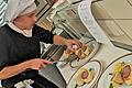 Ben Rummel, Koch-Azubi im Restaurant Braunsmühle in Bischofsheim, beim Anrichten seines Hauptgerichts       -  Ben Rummel, Koch-Azubi im Restaurant Braunsmühle in Bischofsheim, beim Anrichten seines Hauptgerichts