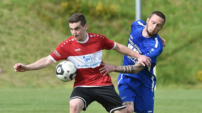 Fabian Mainberger (links) erzielte beide Treffer für den FSV Hohenroth im Spitzenspiel beim FC Sandberg (rechts Patrick Zehe).