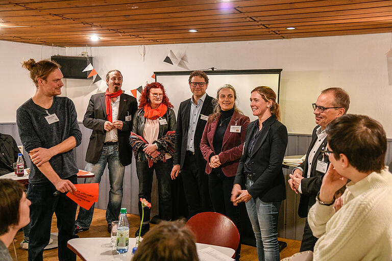 Speed-Dating: Martin Heilig (B´90/Grüne), Kerstin Westphal (SPD), Volker Omert (FWG), Sebastian Roth (Die Linke), Dagmar Dewald (ÖDP) und die CSU-Stadträtin Judith Jörg stellvertretend für OB Christian Schuchardt waren im CVJM Heim, um mit Jugendlichen zu diskutieren.