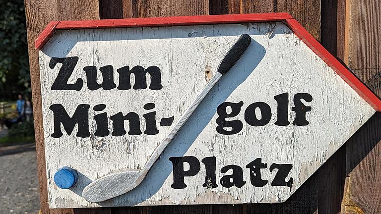 Erst einmal Pause: So lange kein neuer Pächter für den Minigolf-Kiosk gefunden ist, kann in Oberelsbach auch kein Minigolf mehr gespielt werden. Erst einmal Pause: So lange kein neuer Pächter für den Minigolf-Kiosk gefunden ist, kann in Oberelsbach auch kein Minigolf mehr gespielt werden.