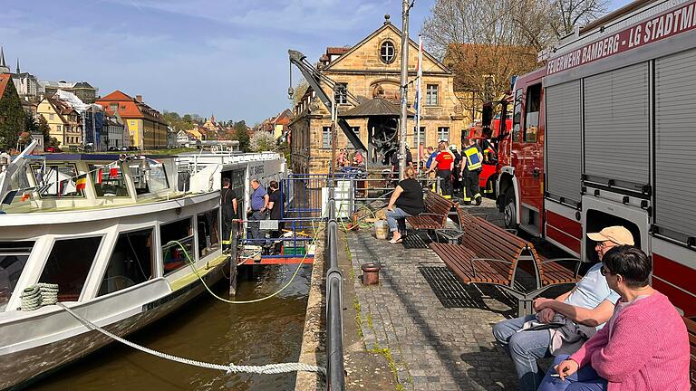 Die Feuerwehr pumpt Wasser aus der 'Stadt Bamberg', die am Sonntagmorgen Leck geschlagen ist.