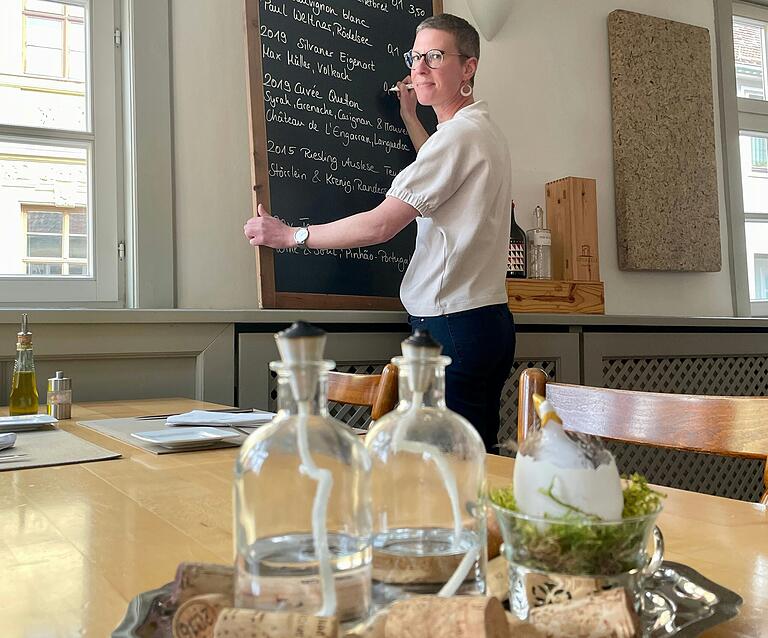 Keine feste Speisekarte: Ramona Söder schreibt nur eine Tafel, was es zu essen gibt. Keine feste Speisekarte: Ramona Söder schreibt nur eine Tafel, was es zu essen gibt.