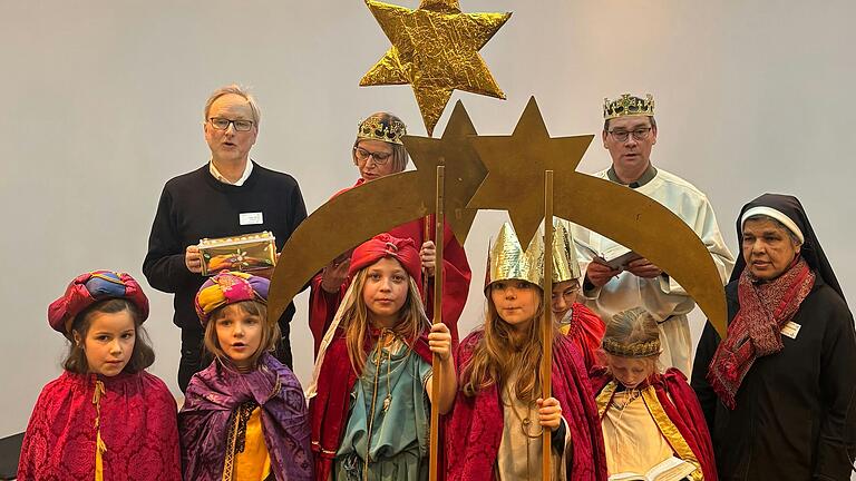 In diesem Jahr waren zwei Kinderteams und eine Gruppe mit Mitgliedern der Klinikseelsorge als Sternsinger am Uniklinikum Würzburg unterwegs.