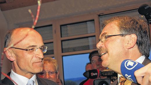 Im Laufe des Abends trafen der Wahlverlierer Bernhard Ruß (SPD, rechts) und etwas später der Sieger der Wahl, der künftige Landrat Wilhelm Schneider (CSU) im Landratsamt ein.