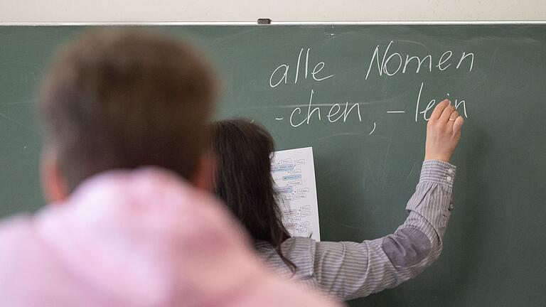 Schulklasse - Ein Schüler sitzt in einem Klassenzimmer. Schulklasse - Ein Schüler sitzt in einem Klassenzimmer.