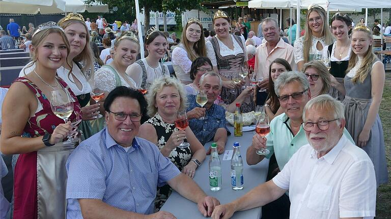 Weinprinzessin Marla I. (links) begrüßte mit ihren Kolleginnen aus dem Kitzinger Hofstaat Gäste, die sich die Mainstockheimer Weine munden ließen.