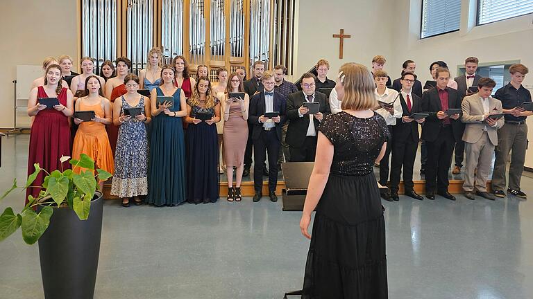 Mit 'Sing for the peace of the world' schuf der Schulchor unter der Leitung von Antonia Jacober eine Stimmung, die sich zwischen sanften Tönen und durchaus stimmgewaltigen Passagen bewegte. Mit 'Sing for the peace of the world' schuf der Schulchor unter der Leitung von Antonia Jacober eine Stimmung, die sich zwischen sanften Tönen und durchaus stimmgewaltigen Passagen bewegte.