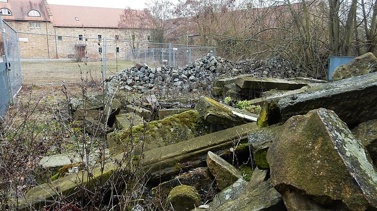 Die alten Steine liegen noch auf dem Teil des Hofs, wo die Schmiede, die Schrotmühle und eine Remise standen. Die alten Steine liegen noch auf dem Teil des Hofs, wo die Schmiede, die Schrotmühle und eine Remise standen.