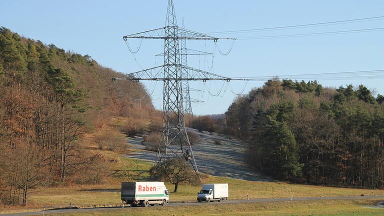 Etwa 200 Strommasten dieser Art wie hier bei Gambach (Lkr. Main-Spessart) könnten auf die Region zukommen, wenn die Fernleitung SuedWestLink nicht mit Erdverkabelung umgesetzt wird. Etwa 200 Strommasten dieser Art wie hier bei Gambach (Lkr. Main-Spessart) könnten auf die Region zukommen, wenn die Fernleitung SuedWestLink nicht mit Erdverkabelung umgesetzt wird.