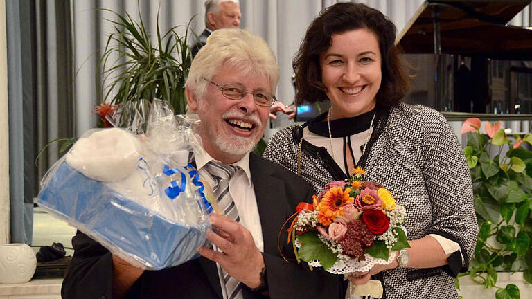 Wolfgang Back, wie ihn die meisten im Landkreis kennen. Er dankt Dorothee Bär für ihr Kommen und die Festrede bei der Vereidigung des 86. Offizieranwärter-Lehrgangs.  Foto: Kathrin Kupka-Hahn       -  Wolfgang Back, wie ihn die meisten im Landkreis kennen. Er dankt Dorothee Bär für ihr Kommen und die Festrede bei der Vereidigung des 86. Offizieranwärter-Lehrgangs.  Foto: Kathrin Kupka-Hahn