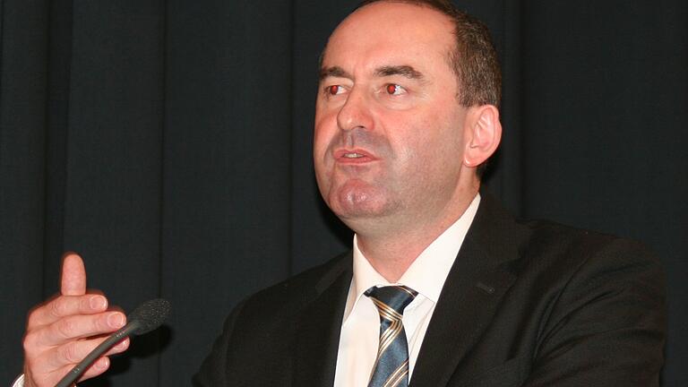 'Wir müssen Schutz und Nutzen zusammenführen', sagt Wirtschaftsminister Hubert Aiwanger zum Spannungsfeld Landwirtschaft und Naturschutz. 'Wir müssen Schutz und Nutzen zusammenführen', sagt Wirtschaftsminister Hubert Aiwanger zum Spannungsfeld Landwirtschaft und Naturschutz.