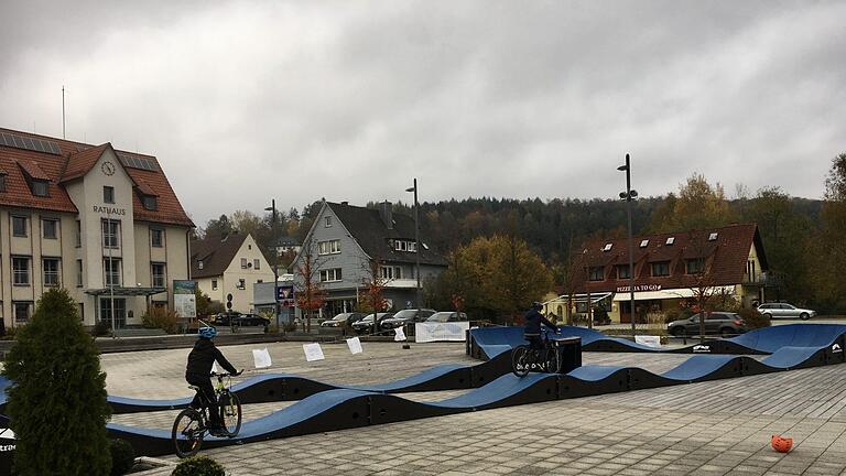 Vor einigen Jahren war auf dem Rathausplatz in Wildflecken ein mobiler Parcours aufgebaut worden, um das Projekt vorzustellen. Der im Regelfall etwa ein Meter breite Parcours wird mit Wellen und weiteren Elementen wie Steilwandkurven oder Sprüngen versehen. Sebastian Schmitt - Vor einigen Jahren war auf dem Rathausplatz in Wildflecken ein mobiler Parcours aufgebaut worden, um das Projekt vorzustellen. Der im Regelfall etwa ein Meter breite Parcours wird mit Wellen und weiteren Elementen wie Steilwandkurven oder Sprüngen versehen. Sebastian Schmitt Vor einigen Jahren war auf dem Rathausplatz in Wildflecken ein mobiler Parcours aufgebaut worden, um das Projekt vorzustellen. Der im Regelfall etwa ein Meter breite Parcours wird mit Wellen und weiteren Elementen wie Steilwandkurven oder Sprüngen versehen. Sebastian Schmitt - Vor einigen Jahren war auf dem Rathausplatz in Wildflecken ein mobiler Parcours aufgebaut worden, um das Projekt vorzustellen. Der im Regelfall etwa ein Meter breite Parcours wird mit Wellen und weiteren Elementen wie Steilwandkurven oder Sprüngen versehen. Sebastian Schmitt