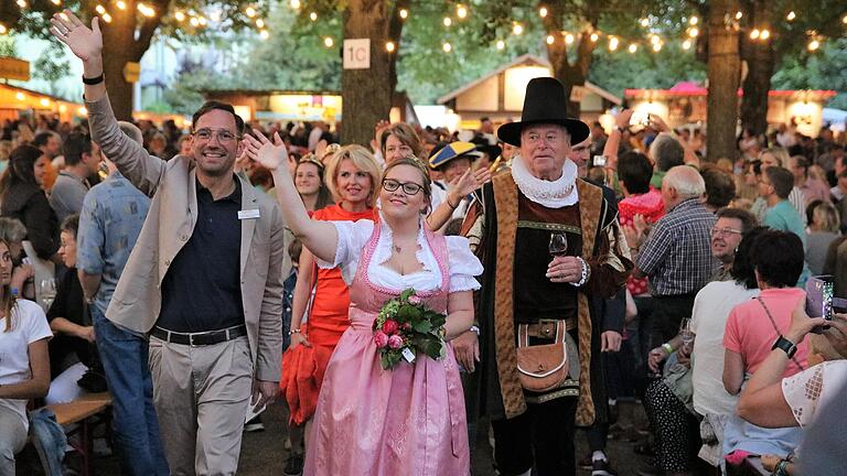 Festleiter Marco Maiberger, Weinprinzessin Katharina Schmitt und Ratsherr Werner Burger (vorne von links) beim Einmarsch der Ehrengäste und des Weinadels beim Volkacher Weinfest 2019. Festleiter Marco Maiberger, Weinprinzessin Katharina Schmitt und Ratsherr Werner Burger (vorne von links) beim Einmarsch der Ehrengäste und des Weinadels beim Volkacher Weinfest 2019.