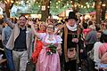 Festleiter Marco Maiberger, Weinprinzessin Katharina Schmitt und Ratsherr Werner Burger (vorne von links) beim Einmarsch der Ehrengäste und des Weinadels beim Volkacher Weinfest 2019.
