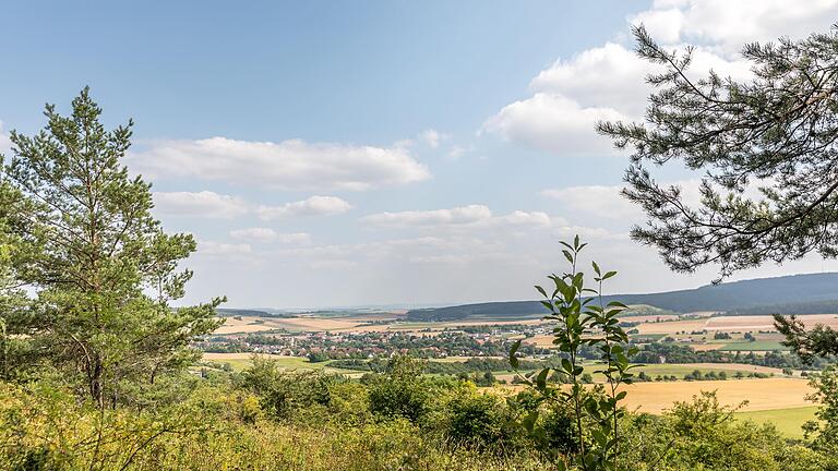 Hier verläuft der 'Ostheimer' - mit toller Panoramasicht auf das Streutal und die Hohe Rhön. Hier verläuft der 'Ostheimer' - mit toller Panoramasicht auf das Streutal und die Hohe Rhön.