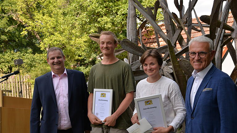Preisverleihung an der Holzbildhauerschule. Von links: Schulleiter Michael Wimmel, die beiden Staatspreisempfänger Matthias Hien, Mechthild Staude sowie den stellvertretenden Landrat Bruno Altrichter. Preisverleihung an der Holzbildhauerschule. Von links: Schulleiter Michael Wimmel, die beiden Staatspreisempfänger Matthias Hien, Mechthild Staude sowie den stellvertretenden Landrat Bruno Altrichter.