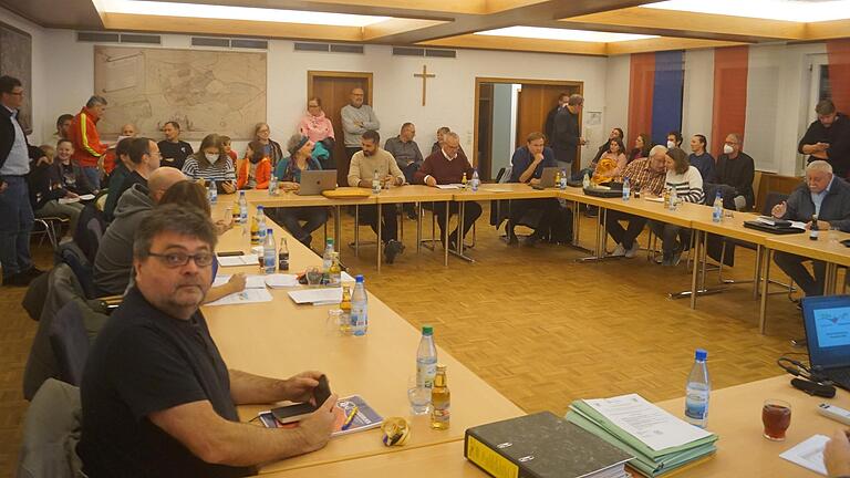 Volles Haus beim Gemeinderat Gerbrunn: das Thema 'Öffnung des Hallenbades' sorgte für ungewöhnlich viele Besucher in der jüngsten Ratssitzung. Volles Haus beim Gemeinderat Gerbrunn: das Thema 'Öffnung des Hallenbades' sorgte für ungewöhnlich viele Besucher in der jüngsten Ratssitzung.