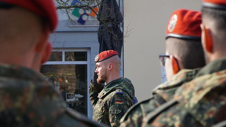 Auf dem Marktplatz in Gerolzhofen wurde die achte Kompanie des Bundeswehr-Logistikbataillons 467 übergeben: Hauptmann David Ewald übernimmt von Johannes Slawik. Auf dem Marktplatz in Gerolzhofen wurde die achte Kompanie des Bundeswehr-Logistikbataillons 467 übergeben: Hauptmann David Ewald übernimmt von Johannes Slawik.