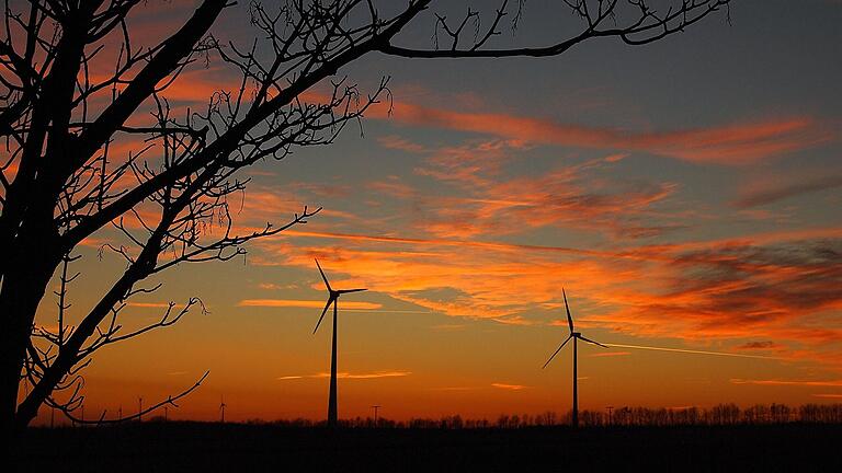 Windräder zur blauen Stunde bei Repperndorf: Künftig wird es mehr solcher Anlagen im Stadtgebiet brauchen.