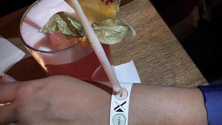 Mithilfe solcher Schutzarmbänder kann man testen, ob seinem Getränk K.-o.-Tropfen beigemischt wurden. Mithilfe solcher Schutzarmbänder kann man testen, ob seinem Getränk K.-o.-Tropfen beigemischt wurden.