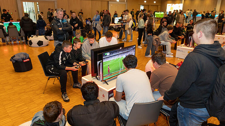 E-Sport Stadtmeisterschaft       -  10.11.2024, E-Sport Stadtmeisterschaft. 

Bild: Jugendliche ab 12 Jahren können sich kostenfrei in den zwei Spielen 'Mario Kart' und 'EA FC 25' messen. Begleitet wird das Event von einem Moderator.