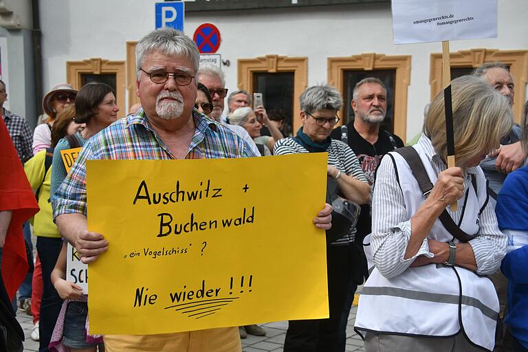 Über 500 Teilnehmerinnen und Teilnehmer versammelten sich im April, um für Weltoffenheit und gegen Ausgrenzung, Rassismus und rechte Gewalt zu demonstrieren. Über 500 Teilnehmerinnen und Teilnehmer versammelten sich im April, um für Weltoffenheit und gegen Ausgrenzung, Rassismus und rechte Gewalt zu demonstrieren.