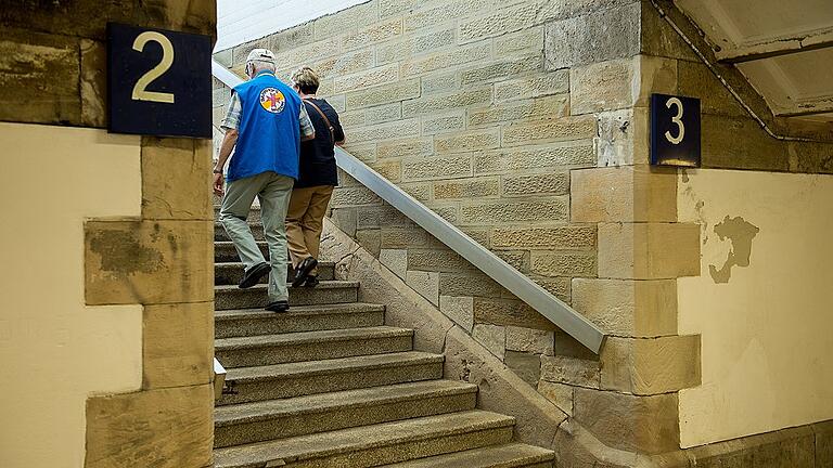 Rudolf Steiche führt Ingeborg Pusch die Treppen zum Bahnsteig hoch. Rudolf Steiche führt Ingeborg Pusch die Treppen zum Bahnsteig hoch.