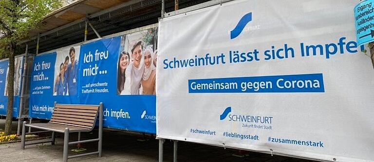 In der ganzen Stadt wird für das Impfen gegen das Coronavirus geworben, der einzige Weg aus der Pandemie zurück zur Normalität. In der ganzen Stadt wird für das Impfen gegen das Coronavirus geworben, der einzige Weg aus der Pandemie zurück zur Normalität.
