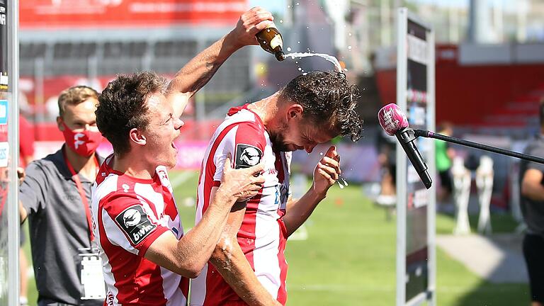 Feierbiest: Patrick Sontheimer (links) übergießt den damaligen Kapitän und inzwischen entlassenen Sportvorstand Sebastian Schuppan mit Bier. Feierbiest: Patrick Sontheimer (links) übergießt den damaligen Kapitän und inzwischen entlassenen Sportvorstand Sebastian Schuppan mit Bier.