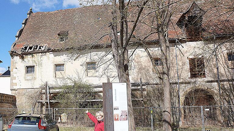 Gemeinderätin Marion Leonhardt aus Gereuth zeigt auf eine besonders gefährliche Stelle an dem bisher dem Verfall preisgegebenen Alten Schloss ihres Heimatortes.