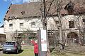 Gemeinderätin Marion Leonhardt aus Gereuth zeigt auf eine besonders gefährliche Stelle an dem bisher dem Verfall preisgegebenen Alten Schloss ihres Heimatortes.