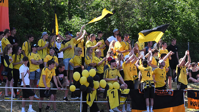 Rhöner Relegation - Beim Match des TSV Wollbach II im Kissinger Sportpark waren die Fans gut gelaunt, denn nach dem 4:1-Sieg gegen die SG Unter-/Oberebersbach/Steinach II bleiben sie in der A-Klasse. Rhöner Relegation - Beim Match des TSV Wollbach II im Kissinger Sportpark waren die Fans gut gelaunt, denn nach dem 4:1-Sieg gegen die SG Unter-/Oberebersbach/Steinach II bleiben sie in der A-Klasse.