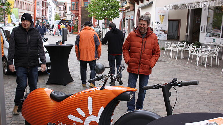 Rund 120 Autos wurden bei der Automeile in der Altstadt gezeigt, darunter 20 E-Autos.