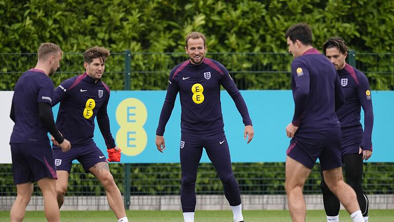 Englands Fußballnationalmannschaft -Training       -  Englands-Kapitän Harry Kane (M) steht vor seinem 100. Länderspiel.