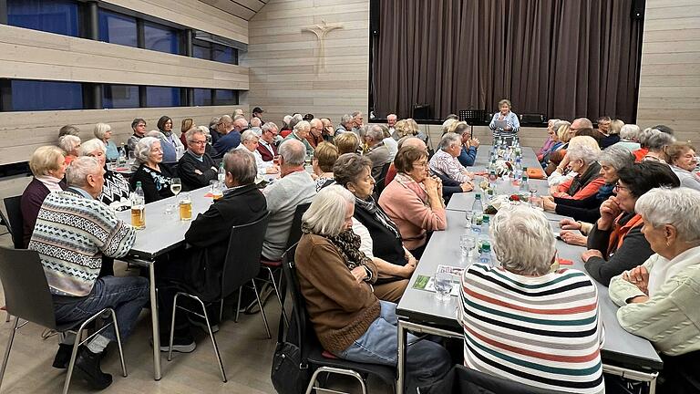 Der Pfarrsaal in Wonfurt war bis auf den letzten Platz gefüllt.