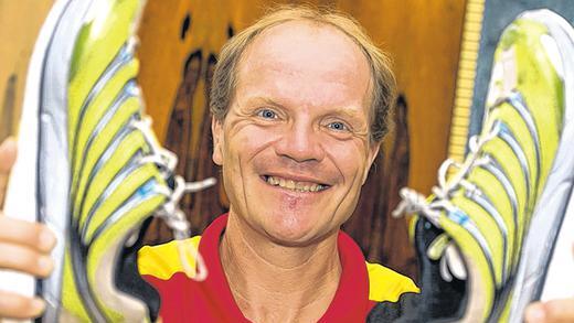 Der Ultramarathonläufer: Wieder zurück in Nürnberg posiert Robert Wimmer mit den Schuhen, in denen er in zehn Tagen und fünf Stunden von Wilhelmshaven bis zur Zugspitze gelaufen ist. Der Ultramarathonläufer: Wieder zurück in Nürnberg posiert Robert Wimmer mit den Schuhen, in denen er in zehn Tagen und fünf Stunden von Wilhelmshaven bis zur Zugspitze gelaufen ist.