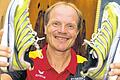 Der Ultramarathonläufer: Wieder zurück in Nürnberg posiert Robert Wimmer mit den Schuhen, in denen er in zehn Tagen und fünf Stunden von Wilhelmshaven bis zur Zugspitze gelaufen ist.