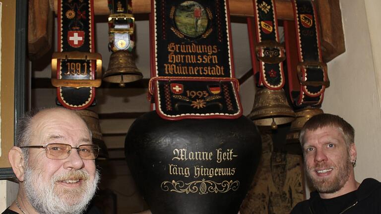 Werner Müller (links) und Christoph Krauss sind zwei der drei Präsidenten, die die Hornussergesellschaft 1991 Münnerstadt hatte. Der erste Präsident von 1991 bis 2000 war Matthias Wießner. Die große Glocke (eine Treichel) war das Geschenk der Schweizer Hornusser beim Gründungsfest 1993.  Paul Ziegler       -  Werner Müller (links) und Christoph Krauss sind zwei der drei Präsidenten, die die Hornussergesellschaft 1991 Münnerstadt hatte. Der erste Präsident von 1991 bis 2000 war Matthias Wießner. Die große Glocke (eine Treichel) war das Geschenk der Schweizer Hornusser beim Gründungsfest 1993.  Paul Ziegler