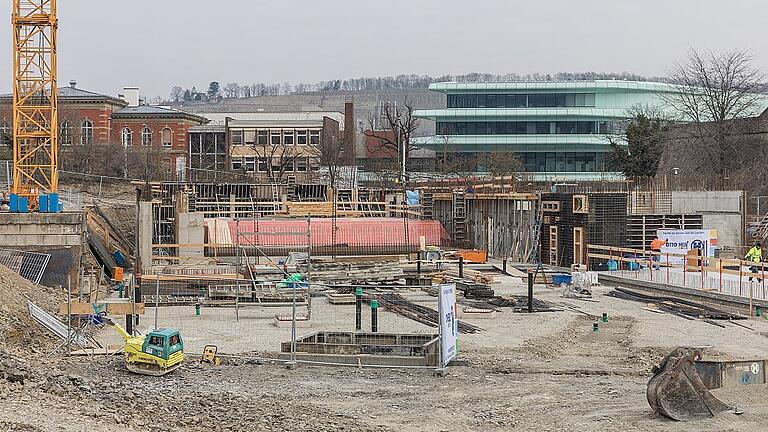So sieht die Baustelle für das neue Schul-, Sport- und Freizeitfamilienbad am Nigglweg derzeit aus. Bis Jahresende soll die Außenhülle stehen.