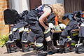 Das schicke Sommerkleid verschwindet unter der Einsatzuniform. Ob im Dienst oder in der Freizeit - ein Feueralarm hat aboluten Vorrang. Im Rahmen einer Schauübung demonstrierte die Feuerwehr Aura eindrucksvoll, was es heißt, jederzeit einsatzbereit zu sein.