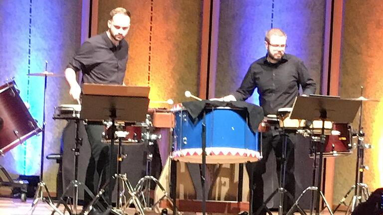 Tim Weidig und Philipp Mohr (von links) kennen sich vom Percussionsstudium. In der Coronapandemie haben sie sich ein Marimbaphon an der Hochschule „ausgeliehen“ und zu Hause geübt.       -  Tim Weidig und Philipp Mohr (von links) kennen sich vom Percussionsstudium. In der Coronapandemie haben sie sich ein Marimbaphon an der Hochschule „ausgeliehen“ und zu Hause geübt.