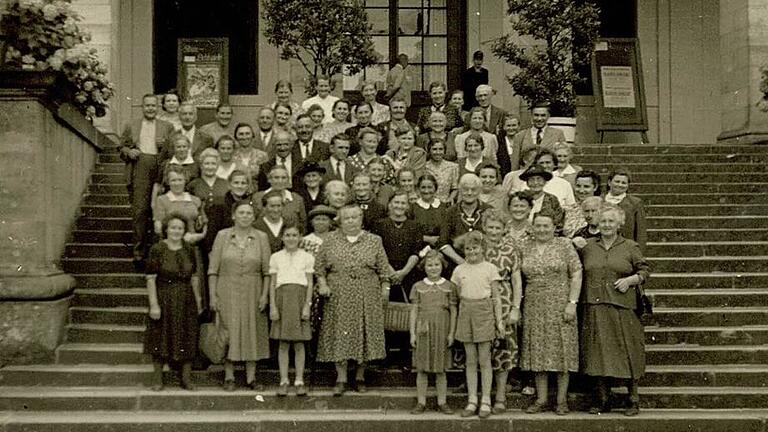 Das Bild aus dem Frauenbund-Archiv ist eines der ältesten erhaltenen Fotos. Es zeigt die Teilnehmerinnen und Teilnehmer an einem Ausflug des Gerolzhöfer Frauenbundes in die Rhön im August 1953. Das Bild aus dem Frauenbund-Archiv ist eines der ältesten erhaltenen Fotos. Es zeigt die Teilnehmerinnen und Teilnehmer an einem Ausflug des Gerolzhöfer Frauenbundes in die Rhön im August 1953.