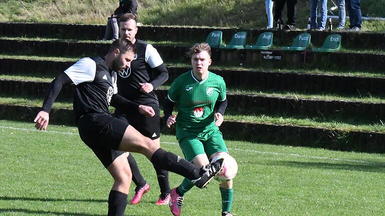 Hier kann Dennis Kirchner (am Ball) noch klären vor dem Garitzer Robin Rotter, der aber seine Elf kurz vor der Halbzeit in Führung brachte. - Hier kann Dennis Kirchner (am Ball) noch klären vor dem Garitzer Robin Rotter, der aber seine Elf kurz vor der Halbzeit in Führung brachte. Hier kann Dennis Kirchner (am Ball) noch klären vor dem Garitzer Robin Rotter, der aber seine Elf kurz vor der Halbzeit in Führung brachte. - Hier kann Dennis Kirchner (am Ball) noch klären vor dem Garitzer Robin Rotter, der aber seine Elf kurz vor der Halbzeit in Führung brachte.
