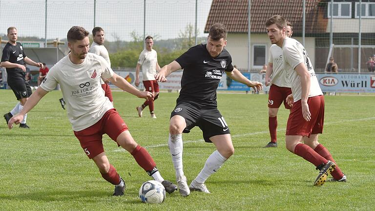 Simon Hey (links) und Jannik Hofmann (rechts) von den Sportfreunden Herbstadt gegen Jonas Schirber von der SG Unsleben/Wollbach