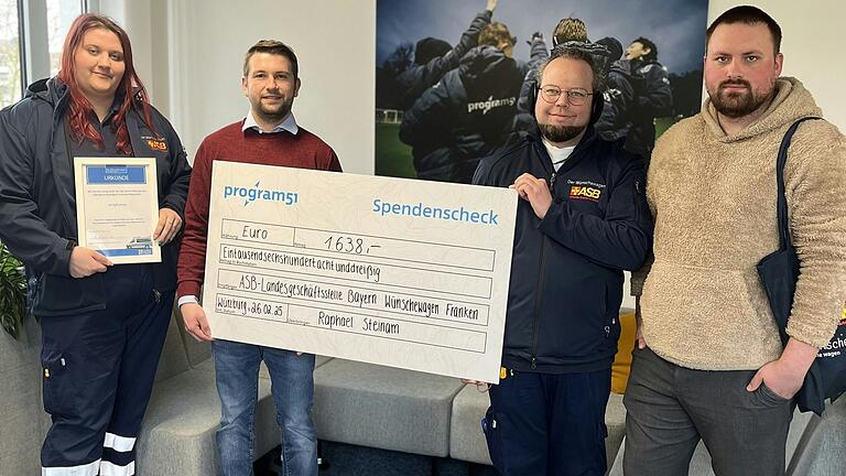 Spendenübergabe an die Wunscherfüller des ASB (von links): Lisa Ankenbrand (ASB), Raphael Steinam (Program 51), Ansgar Epp und Andreas Hackstein (beide ASB).