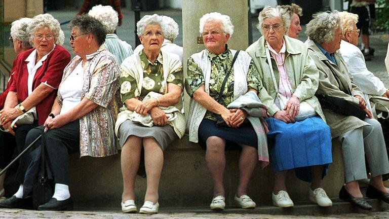 Eine Gruppe Seniorinnen gönnt sich an einem Brunnen eine Pause. Die Lebenserwartung der Menschen in Deutschland ist laut einer Studie des Max-Planck-Instituts für demografische Forschung im Süden und Südwesten am höchsten. Auch Unterfranken schneidet in der Studie recht gut ab. Eine Gruppe Seniorinnen gönnt sich an einem Brunnen eine Pause. Die Lebenserwartung der Menschen in Deutschland ist laut einer Studie des Max-Planck-Instituts für demografische Forschung im Süden und Südwesten am höchsten. Auch Unterfranken schneidet in der Studie recht gut ab.